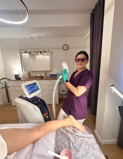 Bea felkészül a diódalézeres szőrtelenítésre
